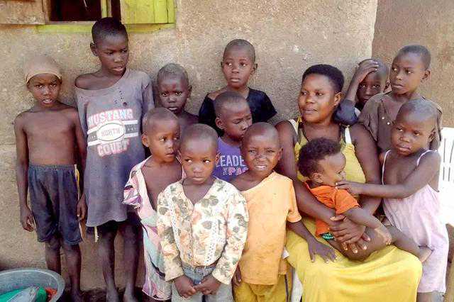 乌干达母亲将被切子宫禁止再生育，患病生下44个孩子，遭丈夫抛弃